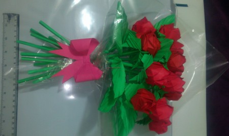 Arreglo que consta de 12 rosas envueltas en plástico y con un pequeño moño.